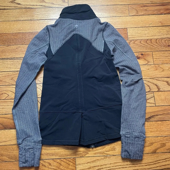 Ivivva  long sleeve zip front jacket, size 10 - Picture 2 of 9